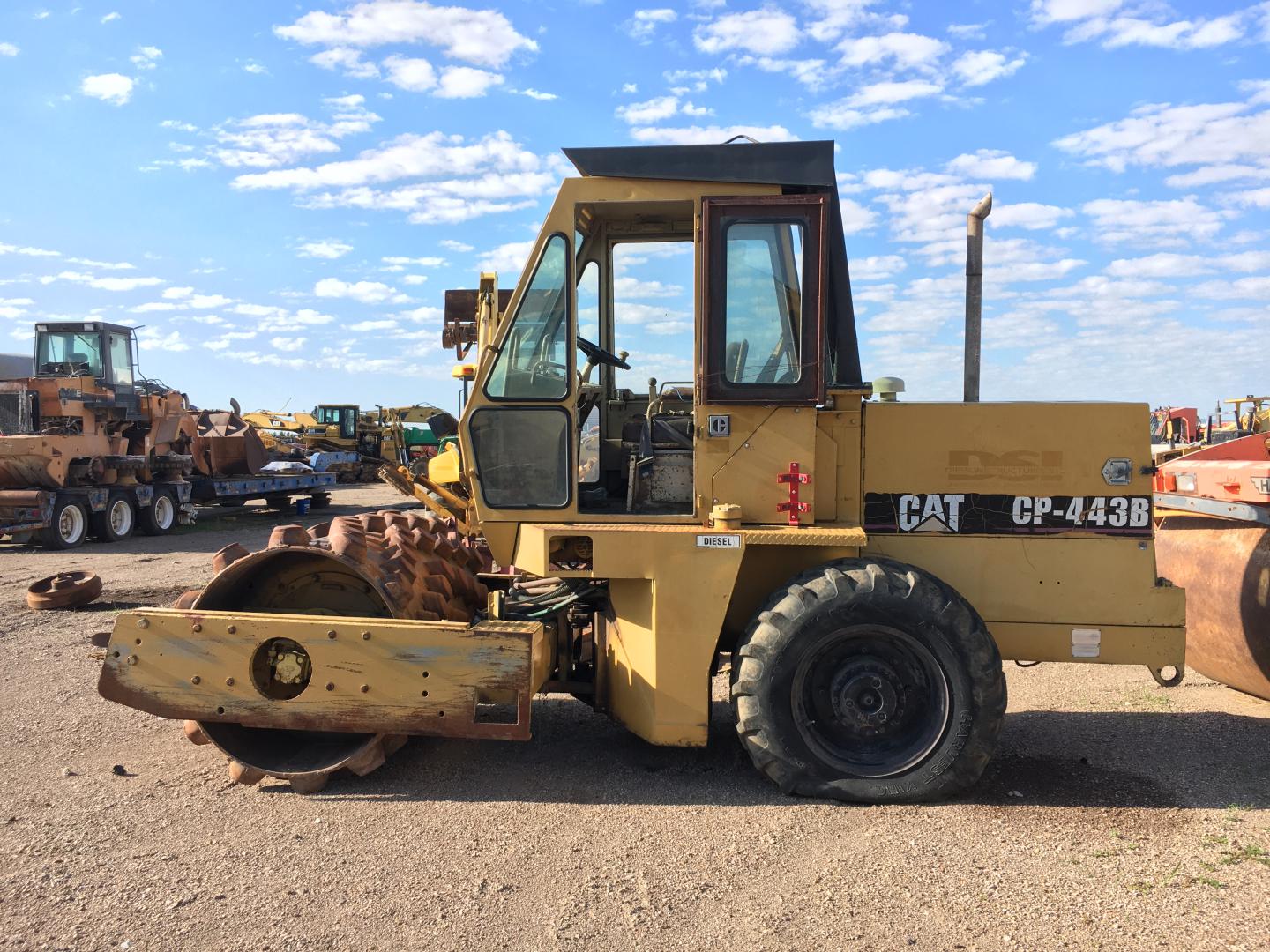 COMPACTADOR PATA DE CABRA CATERPILLAR CP-443B